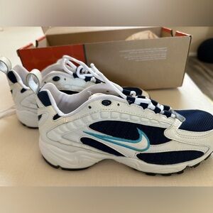 Women’s vintage Nike Attest size 9. New, never worn, see photos for condition.